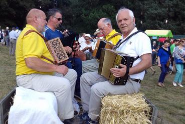 Iconographie - Musiciens de DACTrad en animation de la foire