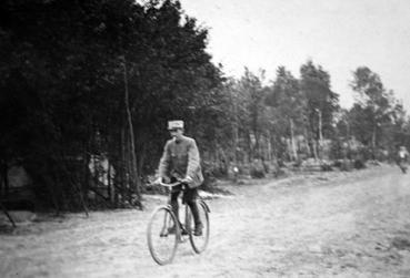 Iconographie - Jean Tesson en bicyclette à Carency