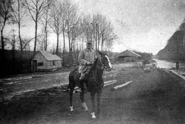 Iconographie - Le lieutenant Jean Tesson près du canal