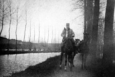 Iconographie - Le lieutenant Jean Tesson près du canal