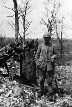 Iconographie - Soldat posant près d'un arbre éclaté par un obus