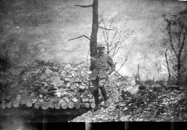 Iconographie - Soldat sur le toit d'une cagna
