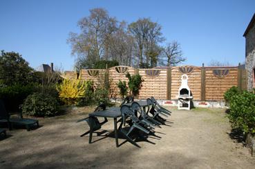 Iconographie - Château du Breuil - Terrasse devant la longère