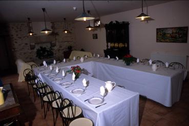 Iconographie - Château du Breuil - Tables dressées dans la longère