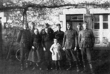 Iconographie - Soldats allemands a la ferme de la Pêcherie