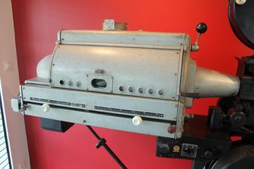 Iconographie - L'ancien projecteur de la salle de cinéma