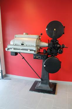 Iconographie - L'ancien projecteur de la salle de cinéma