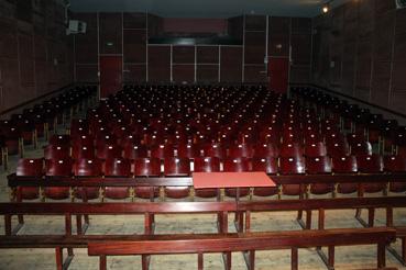Iconographie - L'ancienne salle de cinéma et théâtre réhabilitée