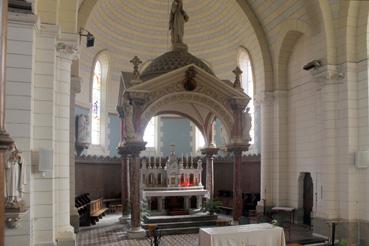 Iconographie - Le ciborium et le maître autel de l'église
