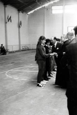 Iconographie - Pierre Farçy et Monseigneur Cazeau saluant l'équipe de basket féminin