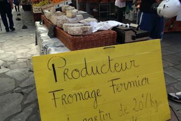iconographie - Producteur de fromage sur le marché