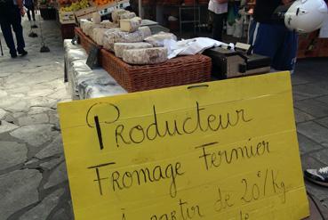 Iconographie - Producteur de fromage sur le marché