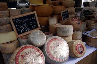 Iconographie - Producteur de fromage sur le marché