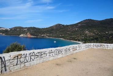 Iconographie - Grafittis sur un mûret dans le golfe de Sagone