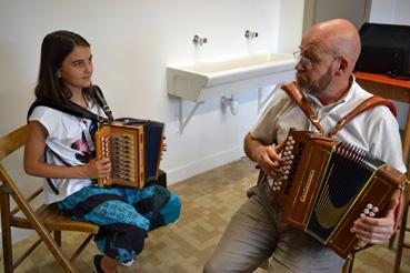 Iconographie - Formateur et son élève du Conservatoire des musiques anciennes et traditionnelles