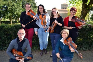 Iconographie - Elèves au violon avec Maxime Chevrier professeur