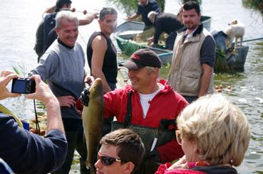 Iconographie - Fête des pêcheurs à Passay - Dominique Robion montrant une belle prise