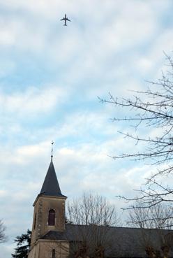 Iconographie - Un avion survolant l'église