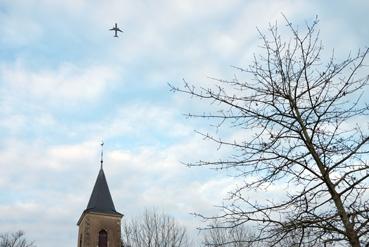 Iconographie - Un avion survolant l'église