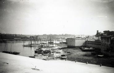 Iconographie - Bateaux dans le port à marée basse