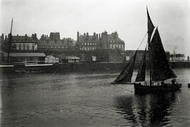 Iconographie - Barque sous voile devant les remparts