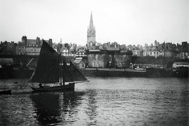 Iconographie - Barque de pêche devant les remparts