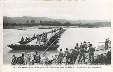 Iconographie - Construction d'un pont de bateaux par le Génie - Repliement par conversion