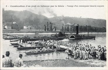 Iconographie - Construction d'un pont de bateaux par le Génie - Passage d'un remorqueur dans la coupure