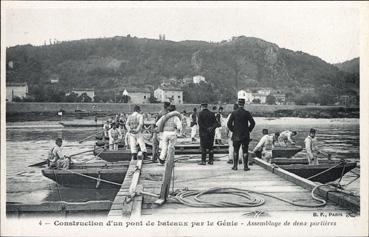 Iconographie - Construction d'un pont de bateaux par le Génie - Assemblage de deux portières