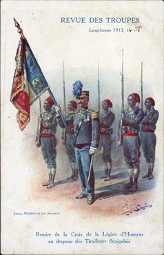 Iconographie - Remise de la Croix de la Légion l'Honneur au drapeau des Tirailleurs Sénégalais