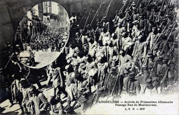 Iconographie - Arrivée de prisonniers allemands - Passage rue de Montmoreau