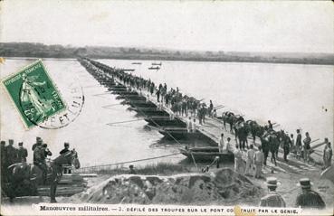 Iconographie - Manoeuvres Militaires - Défilé des troupes sur le pont construit par le Génie