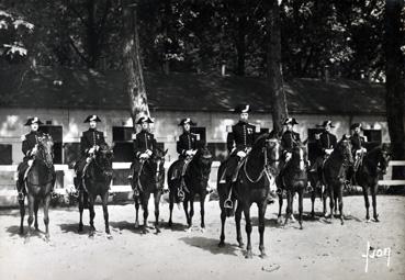 Iconographie - Un groupe d'écuyers à l'école de cavalerie