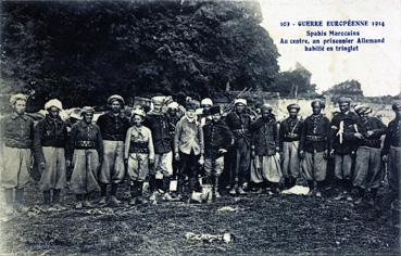Iconographie - Guerre Européenne 1914 - Spahirs marocains, au centre un prisonnier allemand habillé en tringlot