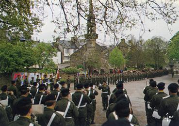 Iconographie - Quélern - Cérémonie militaire sur la place du bourg