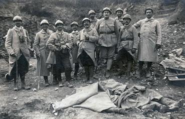 Iconographie - Officiers du 68e BCA posant dans la carrière de Morisel 