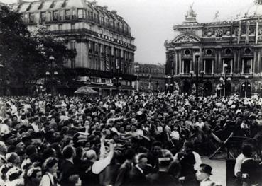 Iconographie - La foule place de l'Opéra après la prise de la kommandantur