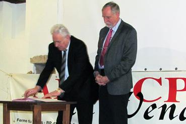 Iconographie - Signature de la convention entre la Commune Saint-Jean-de-Monts et Arexcpo