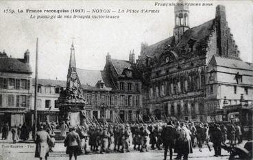 Iconographie - La place d'Armes - Le passage de nos troupes victorieuses