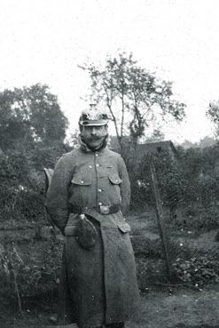 Iconographie - Le lieutenant Edouard Café coiffé d'un casque allemand