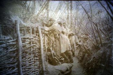 Iconographie - Hommes du 39e RI dans une tranchée au Bois de la Mine