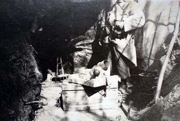 Iconographie - Hommes du 39e RI dans une tranchée au Bois de la Mine