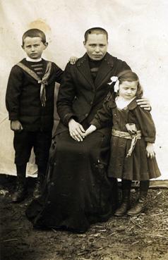 Iconographie - Denise Rousseau et ses deux enfants Jean et Denise