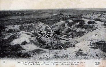 Iconographie - Route de Laffaux à Pinon - Artilleur tombé près de sa pièce