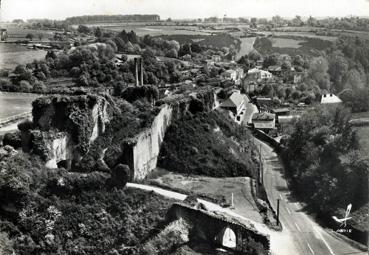 Iconographie - Les ruines du château de Gilles de Rais dit Barbe-Bleue 1404-1440