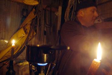 Iconographie - Préparation de vin chaud dans une cabane de pêcheur à la Meule