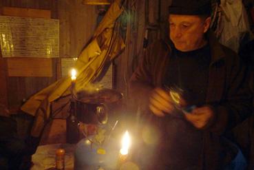 Iconographie - Préparation de vin chaud dans une cabane de pêcheur à la Meule