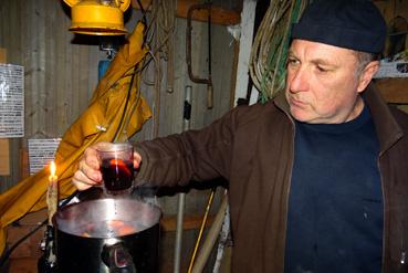 Iconographie - Préparation de vin chaud dans une cabane de pêcheur à la Meule