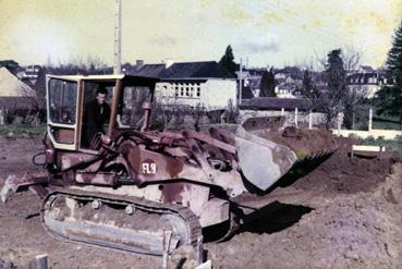 Iconographie - Bulldozer conduit par Ferdinand Potier (1931-2012)