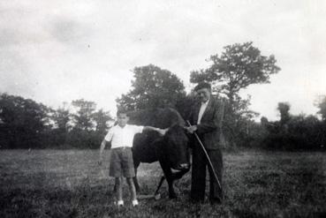 Iconographie - Jean Cossais et Albert Couraud gardant la vache